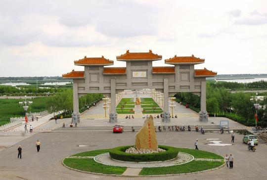 黑龙江省一个县，位于三省区交界处，有“鸡鸣三省”之称